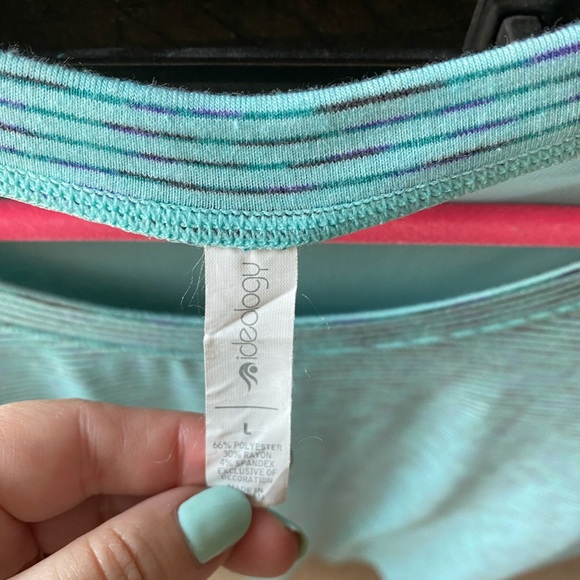 Workout top - Picture 3 of 3